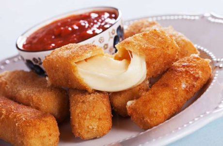 mozzarella sticks with marinara sauce